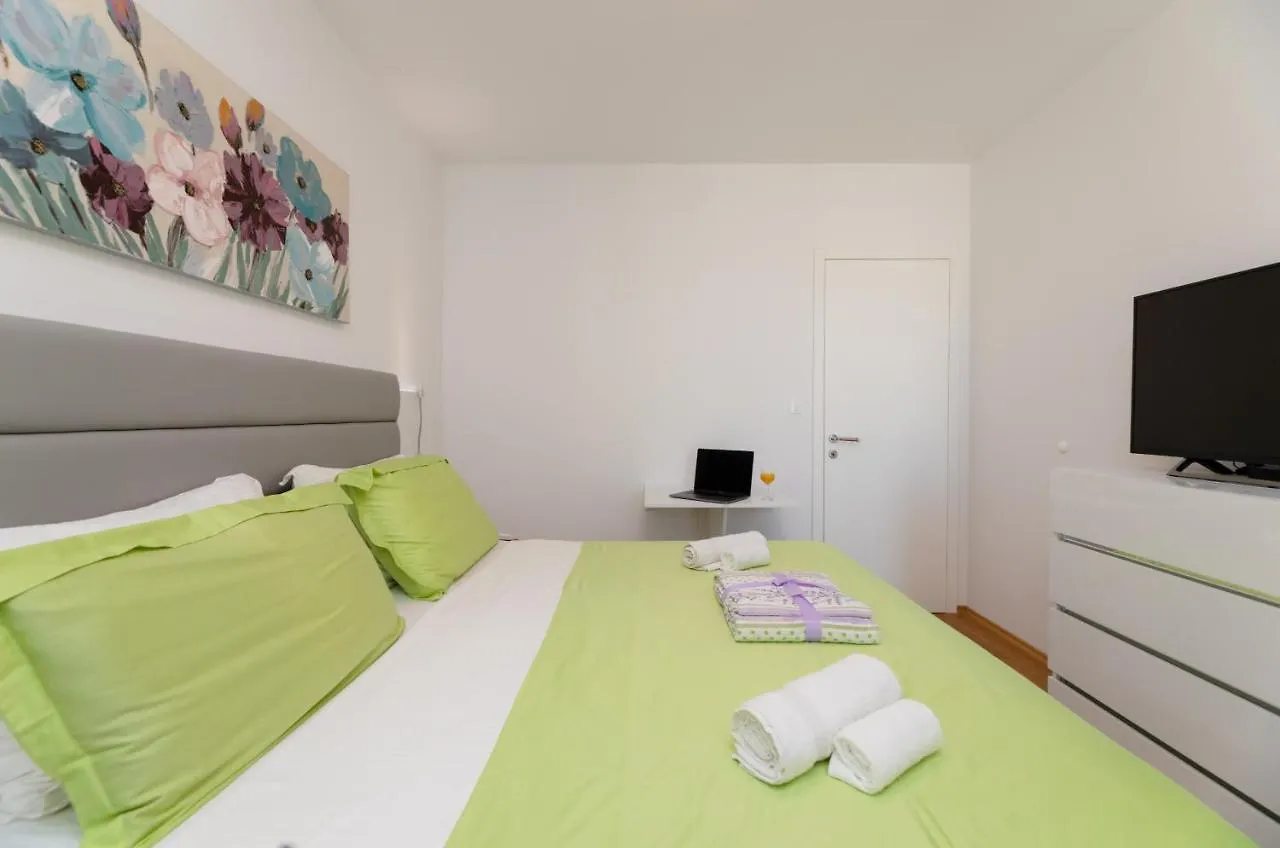 Split Sky Apartment 0*,